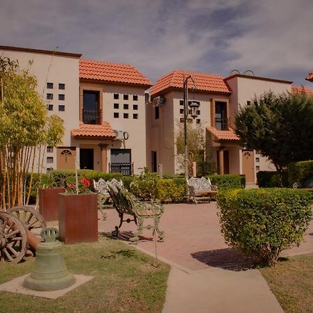 Suites Cervantes Chihuahua Buitenkant foto