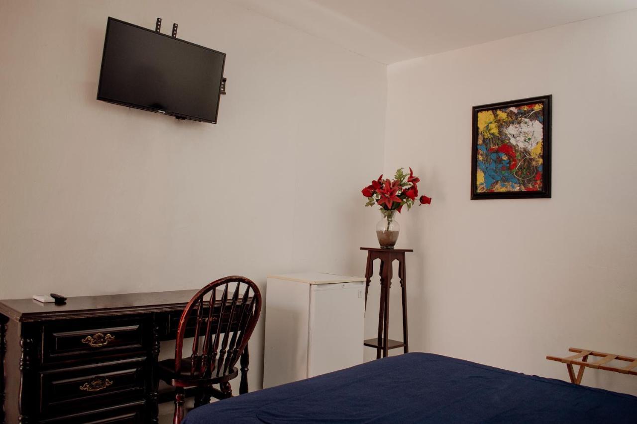 Suites Cervantes Chihuahua Buitenkant foto